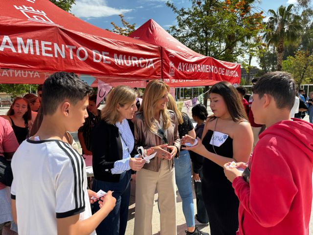 Centenares de adolescentes que participan en el programa ´13-17´ se reúnen en el Jardín Chino en una jornada de convivencia