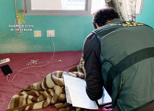 La Guardia Civil detiene a un joven por  delito de corrupción de menores