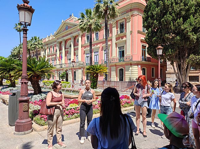 Alumnos del Grado en Turismo enseñan la ciudad de Murcia a refugiados ucranianos