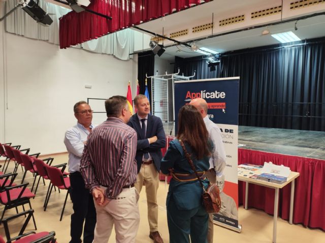 Los vecinos de Sangonera la Verde pueden formarse en competencias digitales gracias al aula móvil gratuita de la campaña 'Applícate'