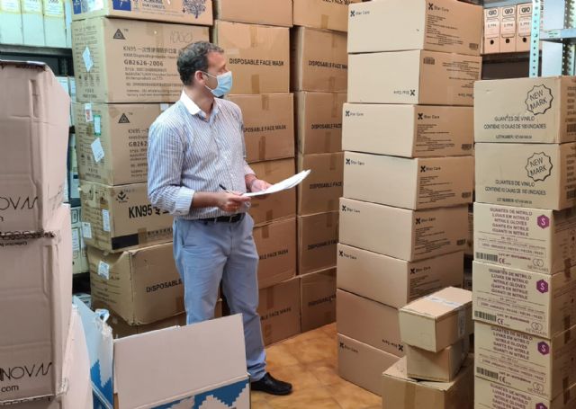 El Ayuntamiento tiene almacenadas 52.000 mascarillas y 20.000 guantes para atender las necesidades del personal municipal
