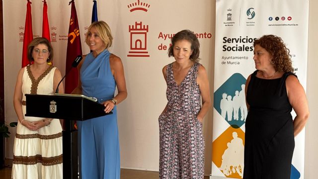 Murcia lanza un proyecto pionero para cuidar a los cuidadores de personas dependientes y combatir la soledad no deseada