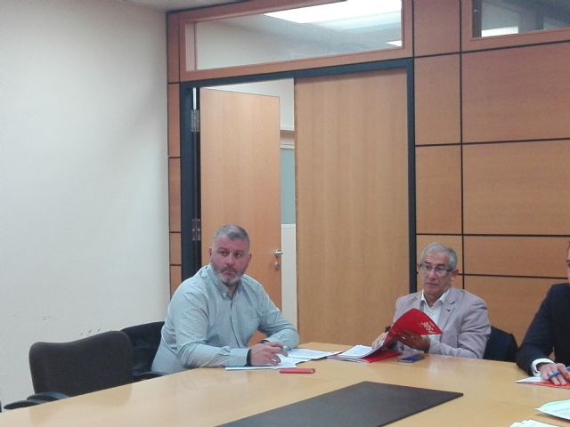 El PSOE pone sobre la mesa una posible solución basada en un informe técnico para subrogar a los trabajadores del alumbrado público