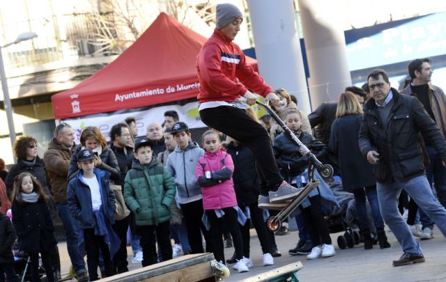 Centenares de jóvenes participan en el evento ´Redes en la calle´