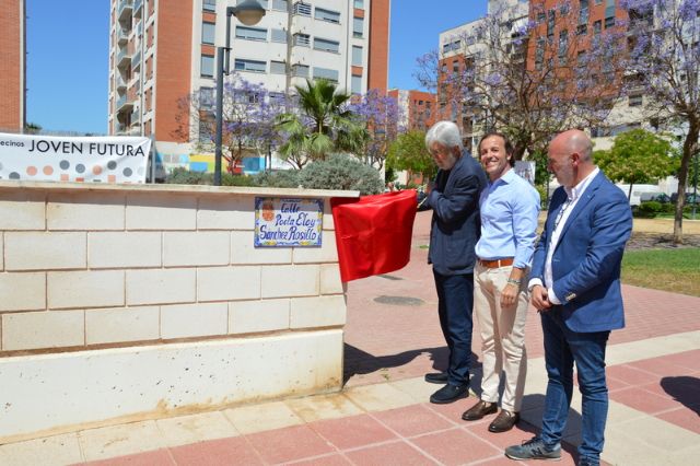 Vecinos de Joven Futura homenajean al poeta Eloy Sánchez Rosillo