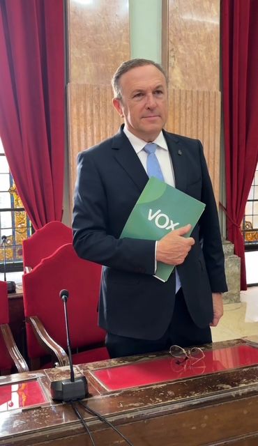 VOX pide al PP que ice la bandera de España en el Cuartel de Artilleria en su centenario
