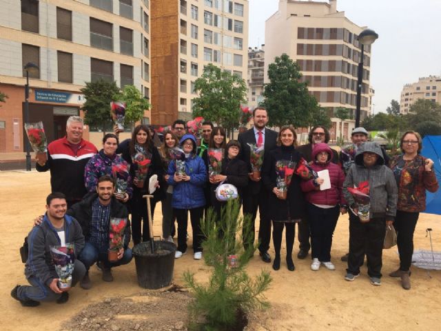 Niños de la Asociación de Discapacitados DISMO impulsan el plan SOMBRA con la plantación de nuevos árboles