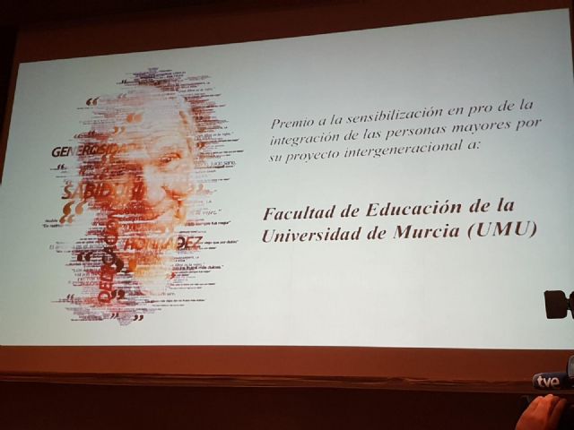 La facultad de Educación de la UMU recibe un premio por su sensibilización en la integración de las personas mayores