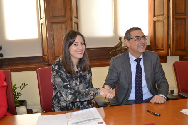 La UMU firma un convenio de voluntariado con Auxilia para colaborar en la integración de personas con discapacidad física