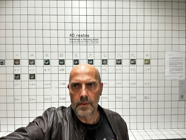 El artista murciano Dómix Garrido denuncia la situación en Gaza con '40_restos', una performance de 40 días en el Cuartel de Artillería