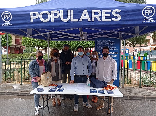 José Marín (4º izq.) junto a simpatizantes del PP de Alquerías