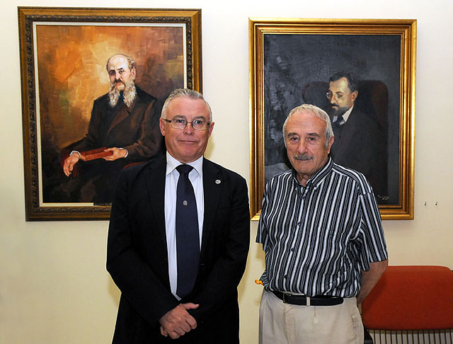 el rector José Antonio Cobacho(i) y el pintor José María Falgas(d)