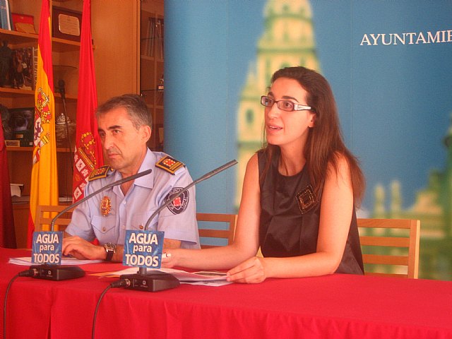 La concejal Fuentes junto al subinspector de la Policía Local, José María Mainar