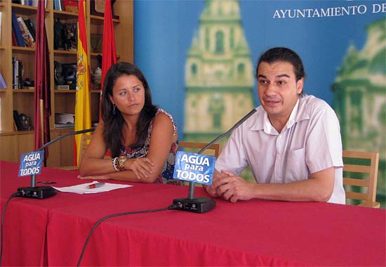En la imagen, la Concejal de Juventud, María Dolores Sánchez; y el responsable de eventos de Teatre, Javier Mateo
