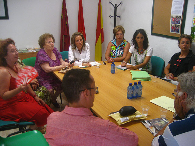 La concejal Martínez-Cachá junto a representantes de la Junta de Distrito Centro-Este y el presidente de la Asociación de vecinos de Santa Eulalia