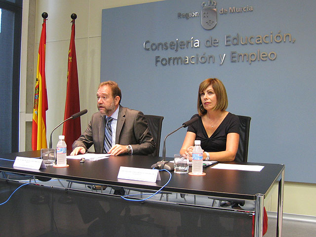 El consejero de Educación, Formación y Empleo, Constantino Sotoca, junto con la directora general de Ordenación Académica, Aurora Fernández