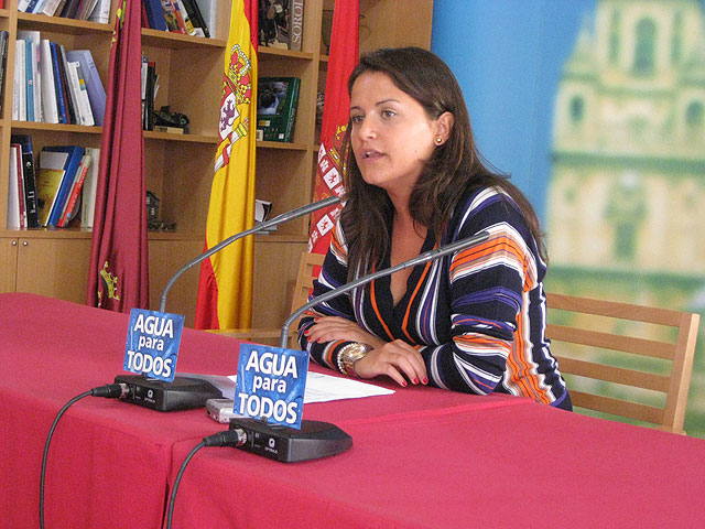 Imagen de la Concejal de Juventud y Empleo, María Dolores Sánchez, durante la rueda de prensa de la Junta de Gobierno