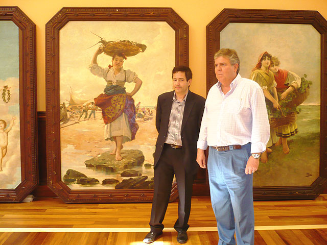 El director general de Bellas Artes y Bienes Culturales, Enrique Ujaldón, junto al presidente del Casino de Murcia