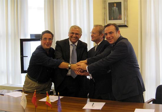 De izquierda a derecha, D. José García Gómez (CTNC), D. Manuel Parras Rosa (Universidad de Jaén), y D. Carlos Santandreu (Dhul) y D. Felíx Faura Mateu (UPCT)
