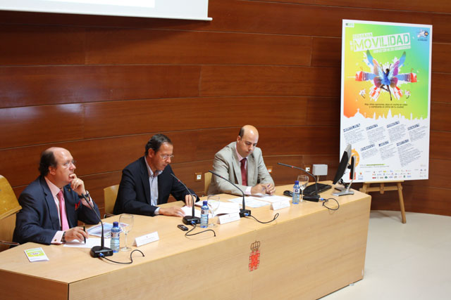  A la derecha del Alcalde -chaqueta azul-, José Javier Muruzábal, director técnico del Plan MUÉVETE, y a su izquierda, Ángel Cediel, responsable de Proyectos de Transporte del Instituto para la Diversificación y el Ahorro Energético