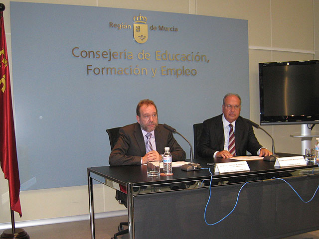 El consejero de Educación, Formación y Empleo, Constantino Sotoca, y el director regional de El Corte Inglés, José Dasí