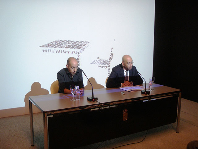 El artista murciano, Pedro Guirao, y el director general de Promoción Cultural, Antonio Martínez