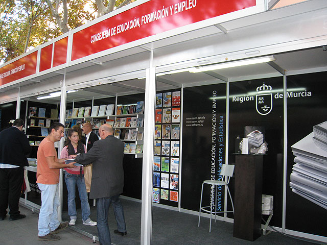 Imagen de la caseta que la Consejería de Educación, Formación y Empleo tiene en la plaza Santo Domingo con motivo de la Feria del Libro