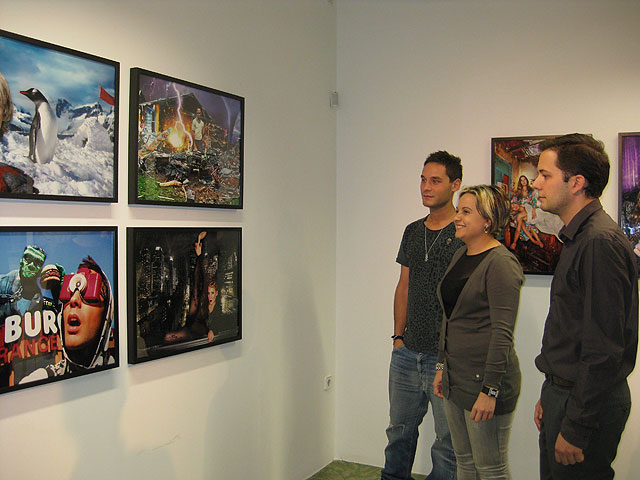 La directora del Instituto de la Juventud, Verónica López (centro), junto al director del Laboratorio de Arte Joven, Sergio Porlán (derecha), durante la presentación de la exposición 'Delirium', del fotógrafo murciano Pablo Sola (izquierda)