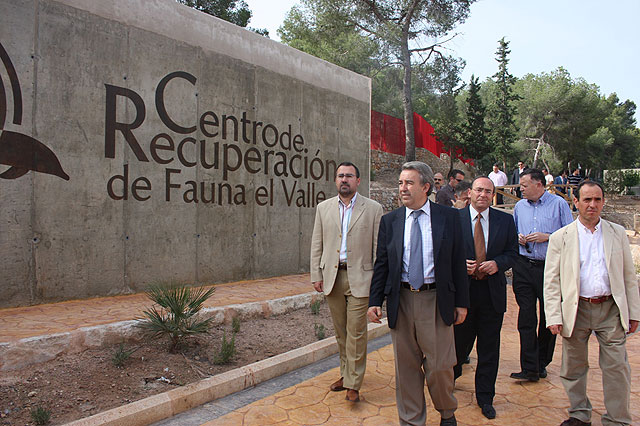 La imagen muestra al consejero de Agricultura, Antonio Cerdá, acompañado por su equipo directivo durante la inauguración de las obras de ampliación del Centro de Recuperación de Fauna Silvestre