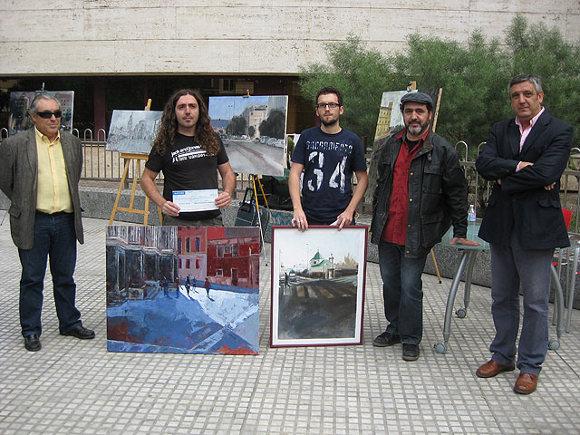 En la imagen aparecen los ganadores con sus cuadros: el primer premio corresponde a José Fernando Mellado (derecha), y el segundo es para Carlos Montero Gil (izquierda)
