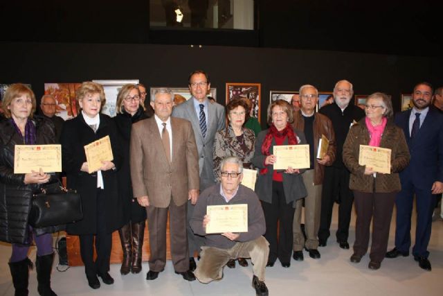 Los ganadores del concurso 'Los mayores también pintan' reciben sus premios en un acto presidido por el Alcalde