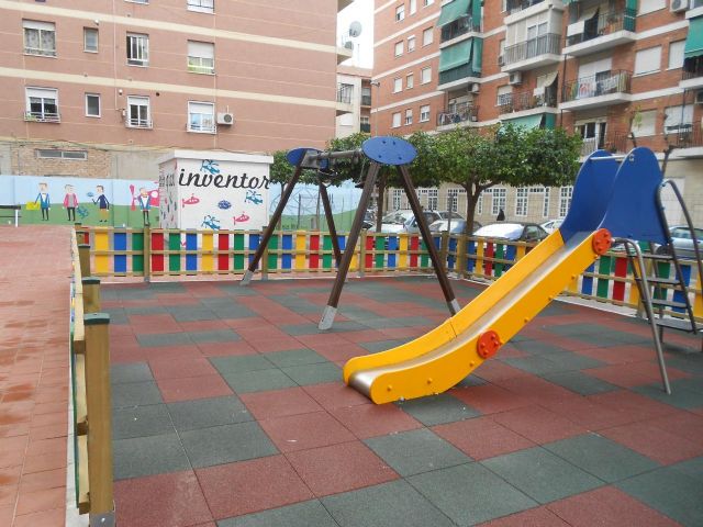 Los vecinos de San Antón ya pueden disfrutar de un jardín más moderno y colorista en las calles Nueva y Umbrete