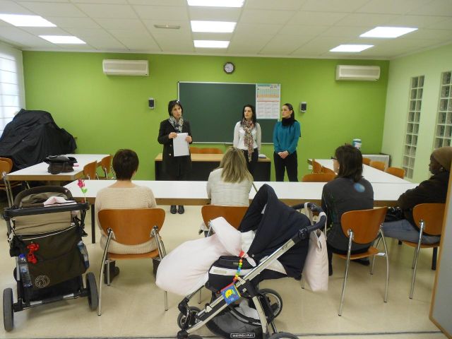 El Ayuntamiento continúa con los talleres para que padres y madres aprendan estimulación temprana y prevención de la salud con sus bebés