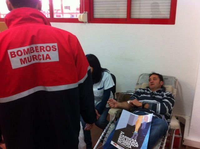 Los bomberos donan sangre como gesto de gratitud a la sociedad murciana