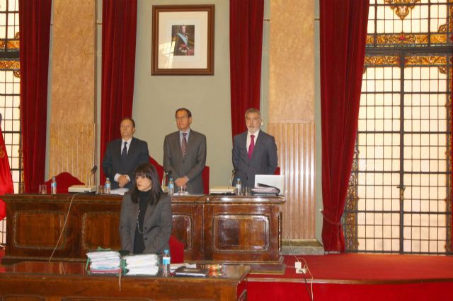 El Pleno guarda un minuto de silencio en señal de 'reconocimiento y respeto' a Adolfo Suárez
