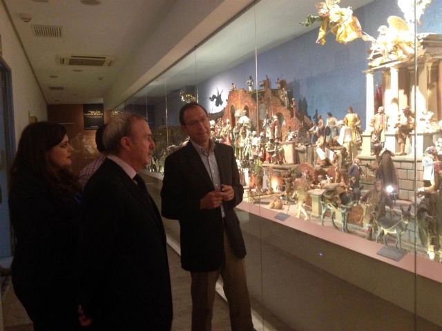 El Alcalde Cámara visita en el Museo Salzillo la exposición del belén napolitano de los hermanos García de Castro