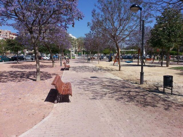 Medio Ambiente comienza a cambiar el aspecto estético de algunos parques y jardines del municipio con la utilización del árido de roca volcánica