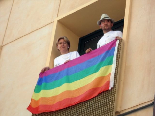 El PSOE cuelga en una de las ventanas del Ayuntamiento la bandera del arco iris en apoyo a la celebración del Día del Orgullo LGTB