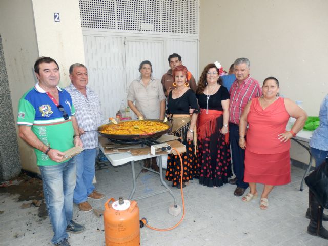 Paella Sucina: los romeros de Casa del Maestro de La Tercia con la Paella elaborada por Rafaela y Domingo.
