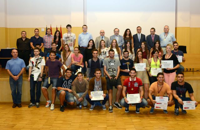 Entrega de premios a los alumnos ganadores del Torneo de Bienvenida de la Universidad de Murcia