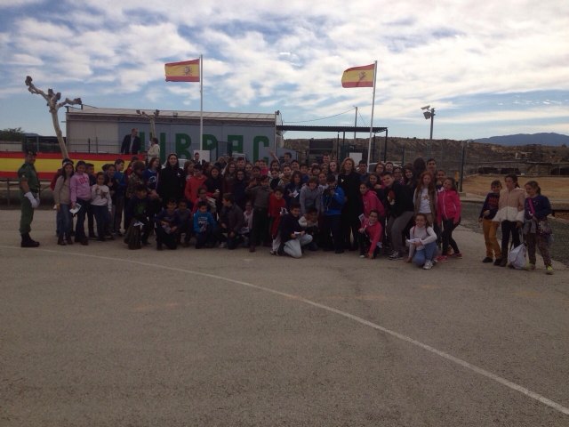 Escolares asisten a la parada militar del 58 aniversario del primer lanzamiento paracaidista de la Bandera Ortiz de Zárate III