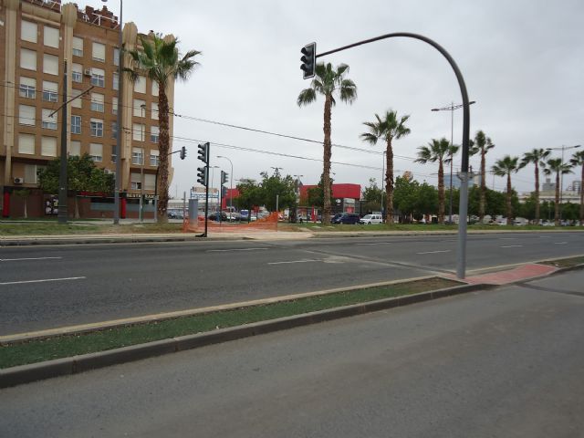 La avenida Juan Carlos I y la calle Umbrete ya cuentan con nuevos pasos de peatones semaforizados