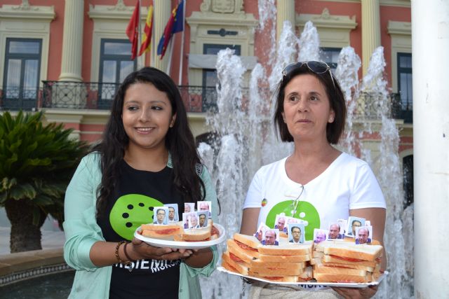 Cambiemos Murcia se merienda a los chorizos frente al Ayuntamiento