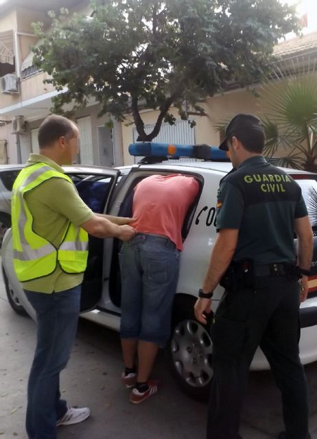 La Guardia Civil detiene a un joven relacionado con una treintena de robos en vehículos y garajes