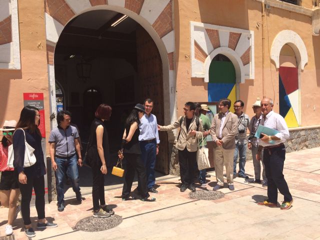 El Alcalde muestra a una delegación de arquitectos chinos el pabellón principal del Cuartel de Artillería que se transformará en museo