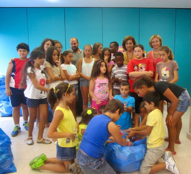 FEAPS recibe 35 bolsas repletas de tapones recogidos por los niños de las escuelas de verano de Derechos Sociales