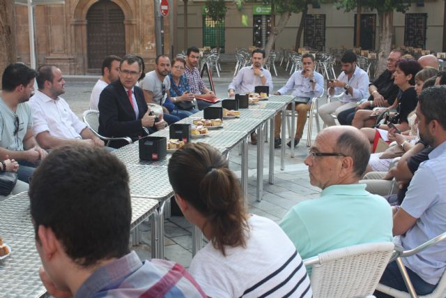Ballesta comparte un desayuno con 30 vecinos de Murcia que han acudido a la cita para hablar con el Alcalde