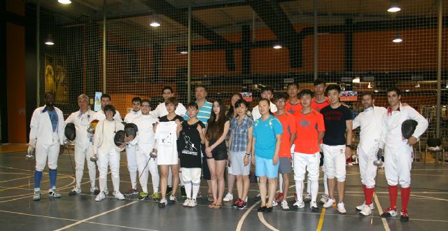 El UCAM Sports Center acoge una competición de esgrima con la participación de deportistas de la Universidad de Finanzas de Shangai