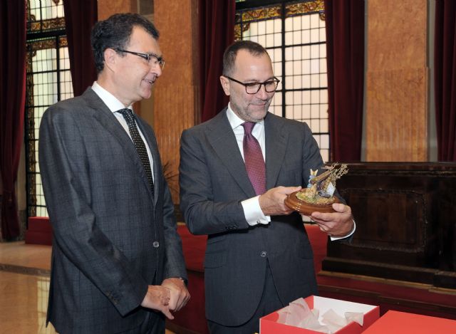 El Alcalde entrega al Embajador de los Estados Unidos un Nacimiento artesanal en su visita al Ayuntamiento