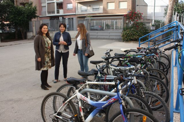 La Oficina Municipal de la Bicicleta instala aparcabicis en todos los institutos del municipio